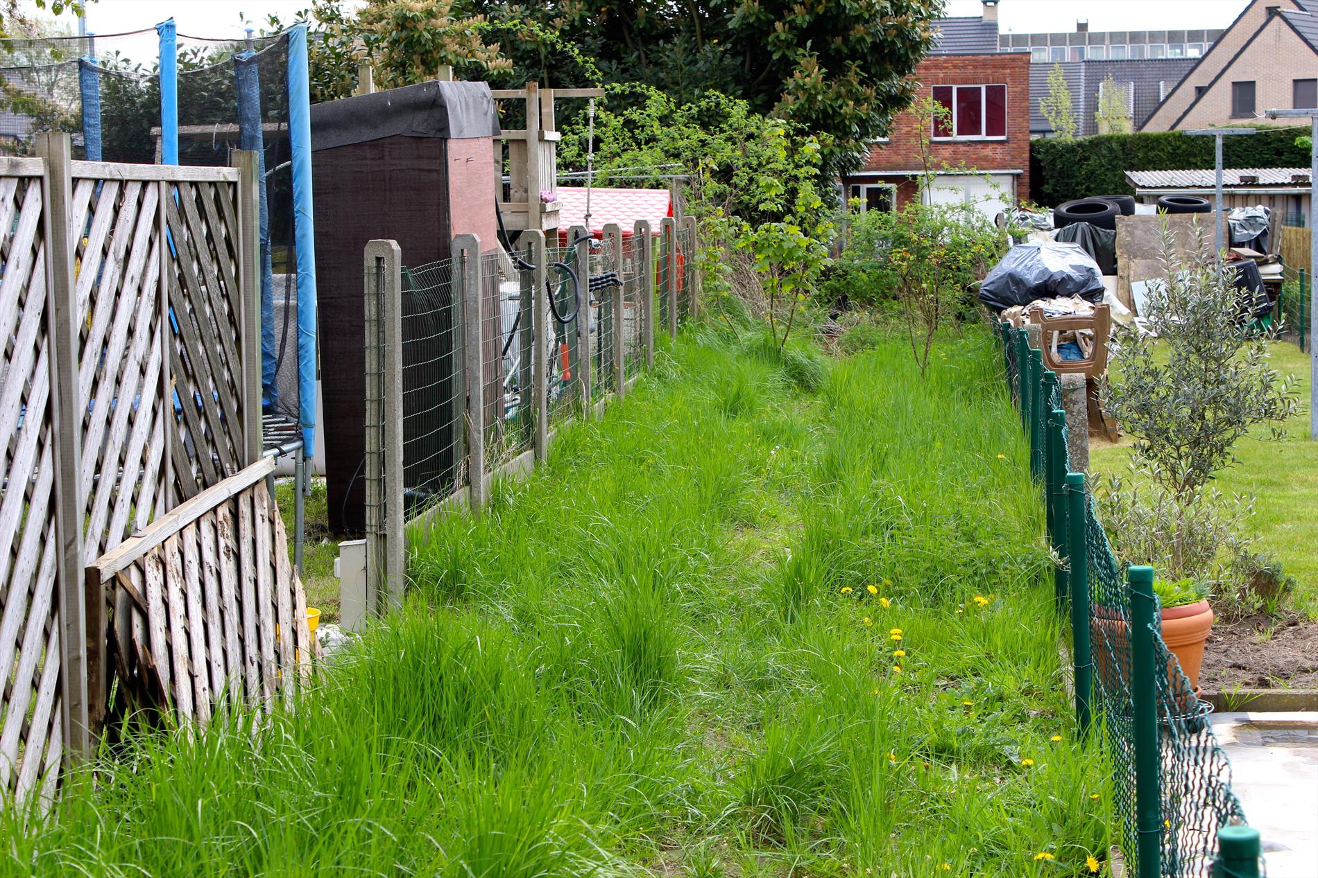 Te renoveren rijwoning met zonnige tuin 