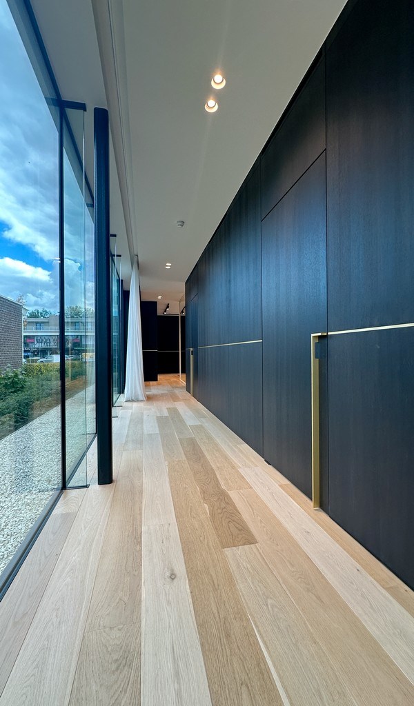 Stijlvol handelspand te huur langs Kortrijksesteenweg in Sint-Martens-Latem