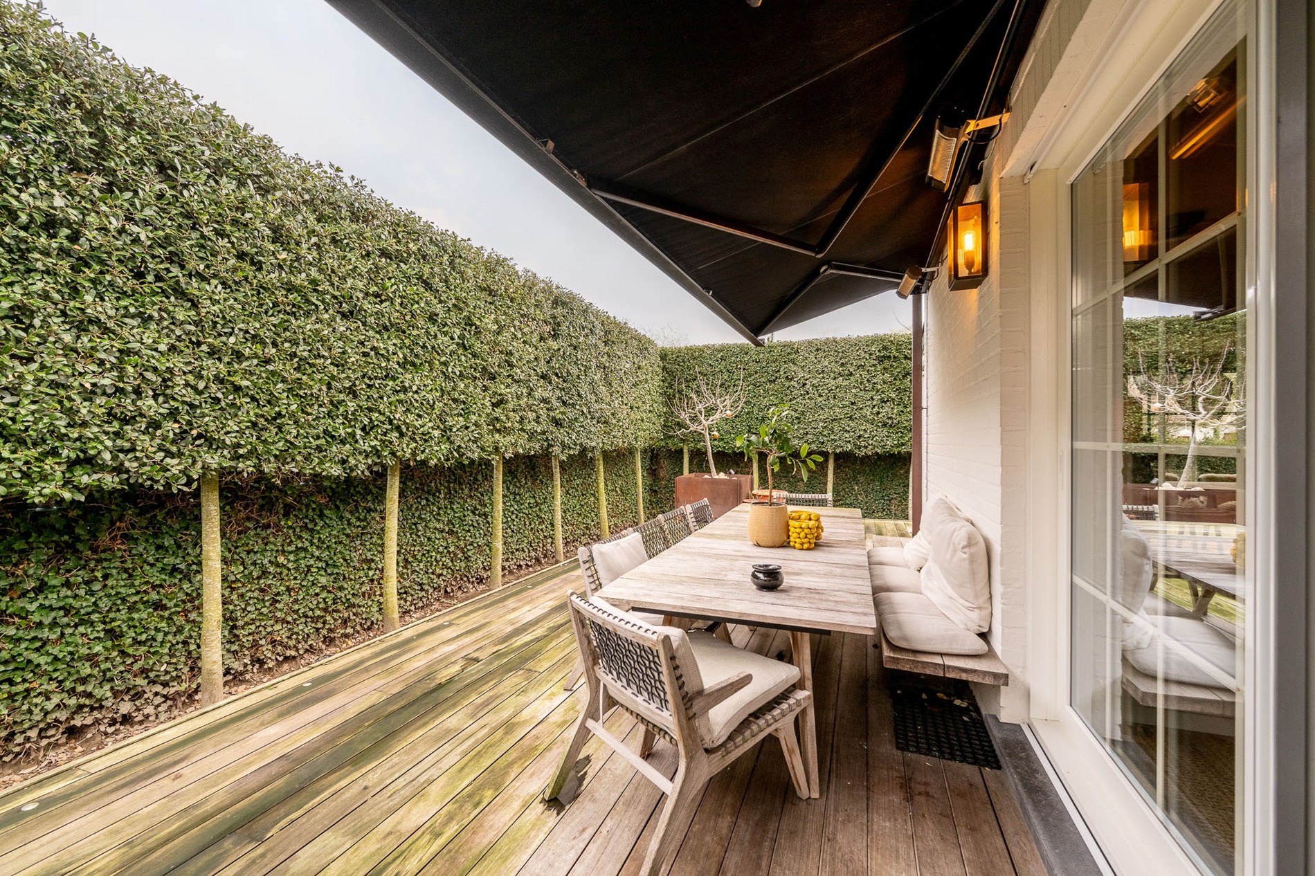 Gelegen in een rustige en uiterst gegeerde residentiële wijk van Knokke, biedt deze volledig gerenoveerde woning een perfecte combinatie van hedendaags comfort, licht en verfijnde elegantie 