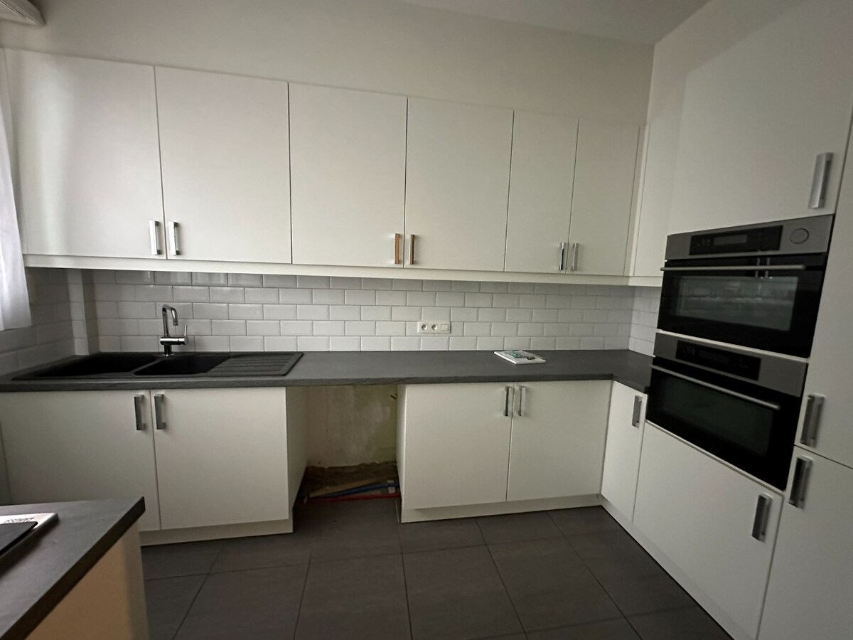 Gelijkvloersppartement met 3 slpk, dubbele garage, tuin en ruime kelder (120 m²) 