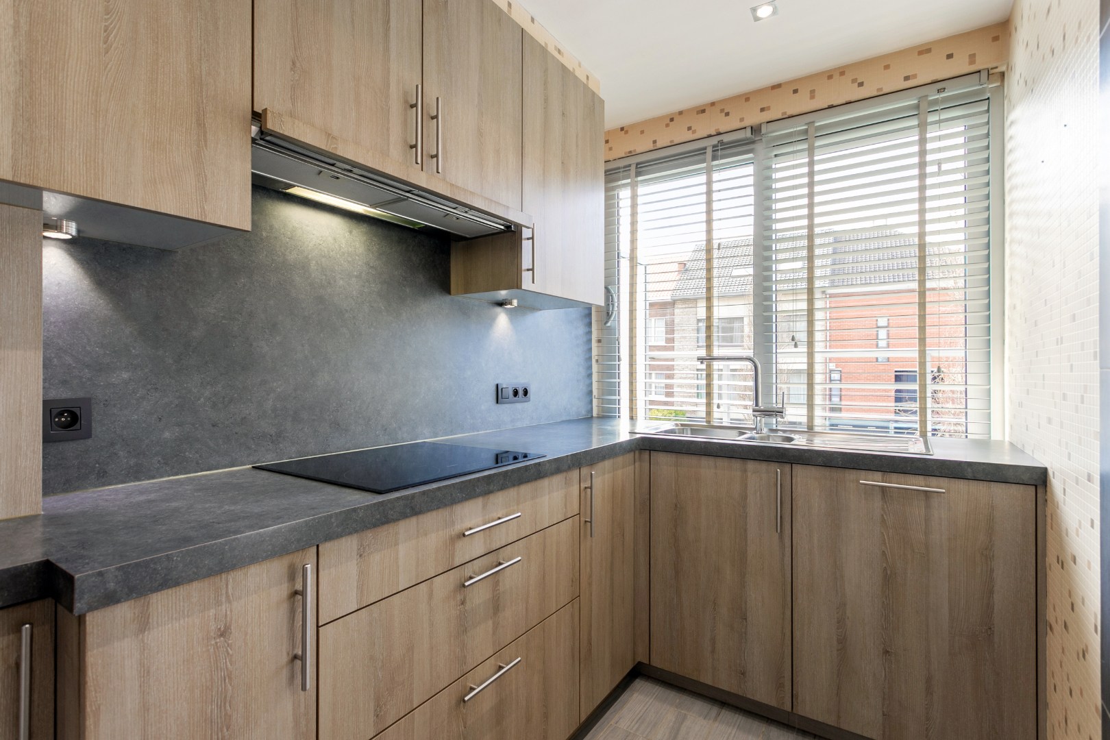 Gerenoveerd appartement met 2 slaapkamers, 2 terrassen en 2 garageboxen 