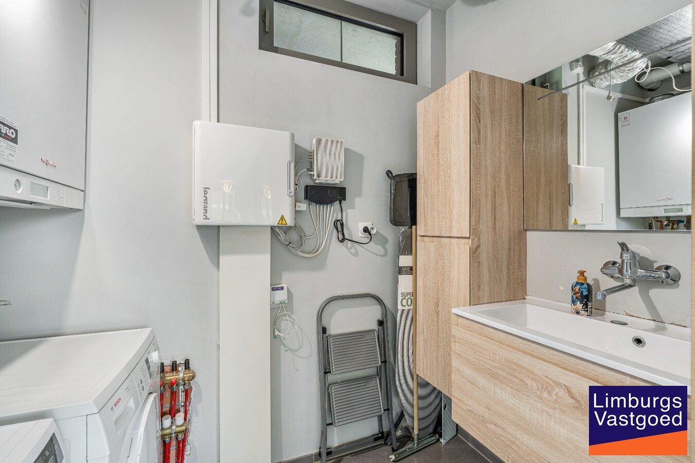 Exclusief gelijkvloers appartement met ruime terrassen, 2 slpk, extra brede autostaanplaats, centrum Genk 