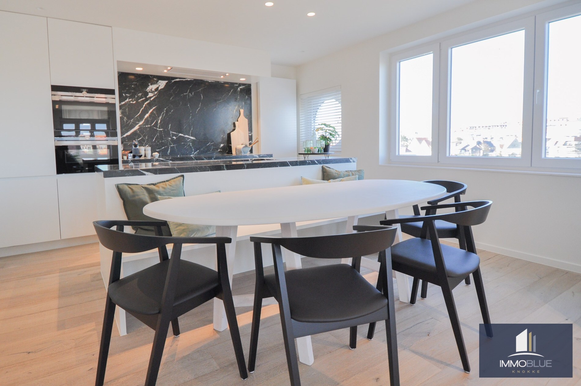 Appartement entièrement rénové et situé au calme, offrant une vue magnifique sur le Zegemeer. 