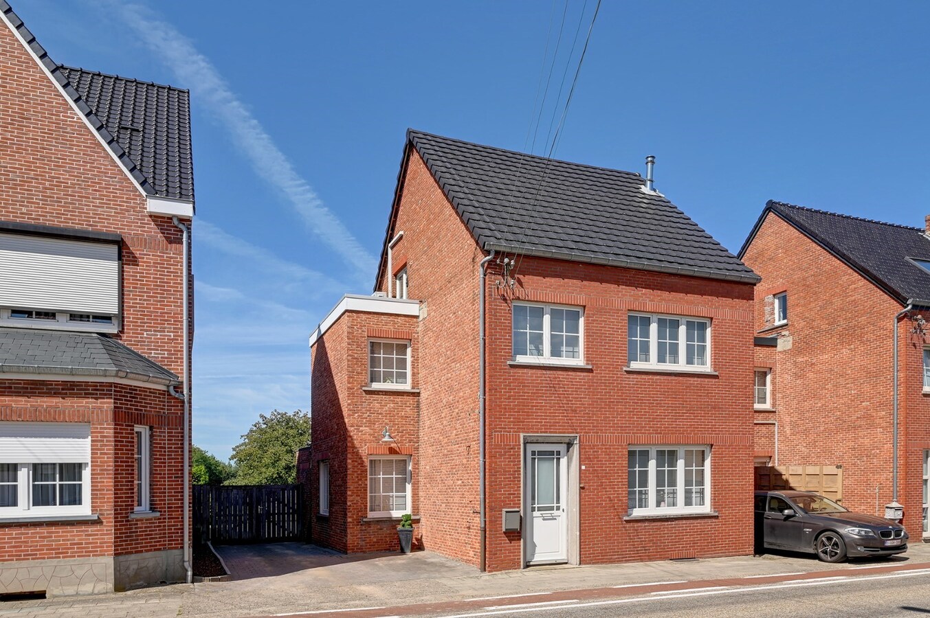 Grondig gerenoveerde woning met tuin, terras en 3 slaapkamers in Nieuwerkerken. 