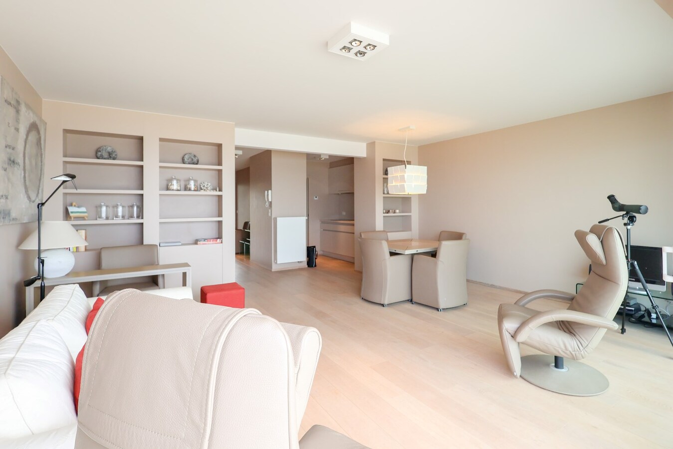 Appartement magnifique avec vue frontale sur la mer et deux chambres à coucher. 