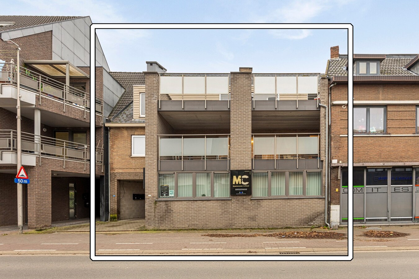 Handelsgelijkvloers en 2 appartementen en parking. Perceel van 15a 49ca. 
