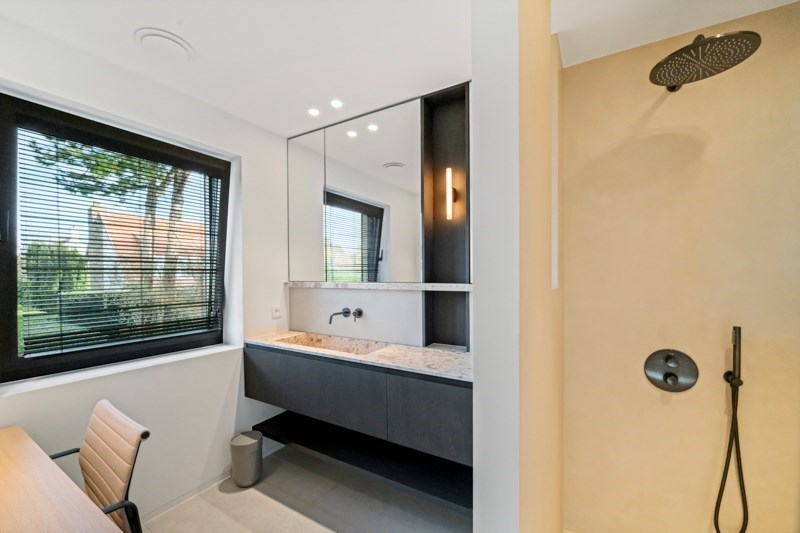 OPENDEURDAG Zaterdag 11/04  tussen 14u en 16u (Graaf Jansdijk 244) Prachtig vernieuwde koppelvilla rustig gelegen tussen Knokke centrum en Het Zoute met een perfecte Zuid-West oriëntatie. 