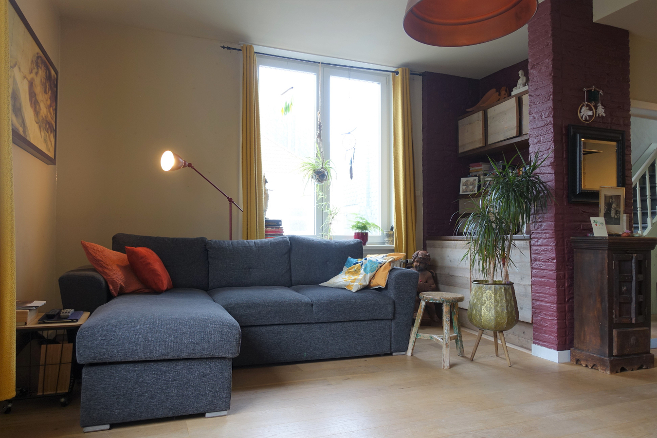 Polyvalent hoekpand met karaktervol appartement en terras 