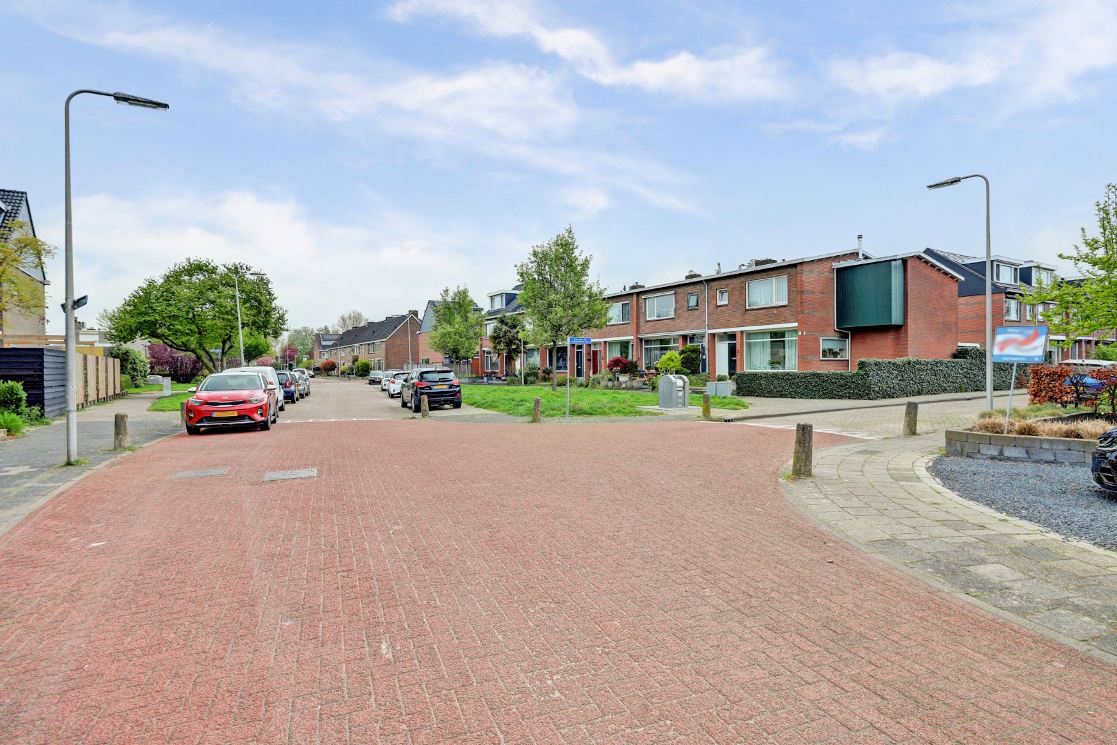 Lichte 4-kamer tussenwoning met eigen garage, 3 slaapkamers, onderhoudsvriendelijke tuin met berging en gelegen op eigen grond! 
