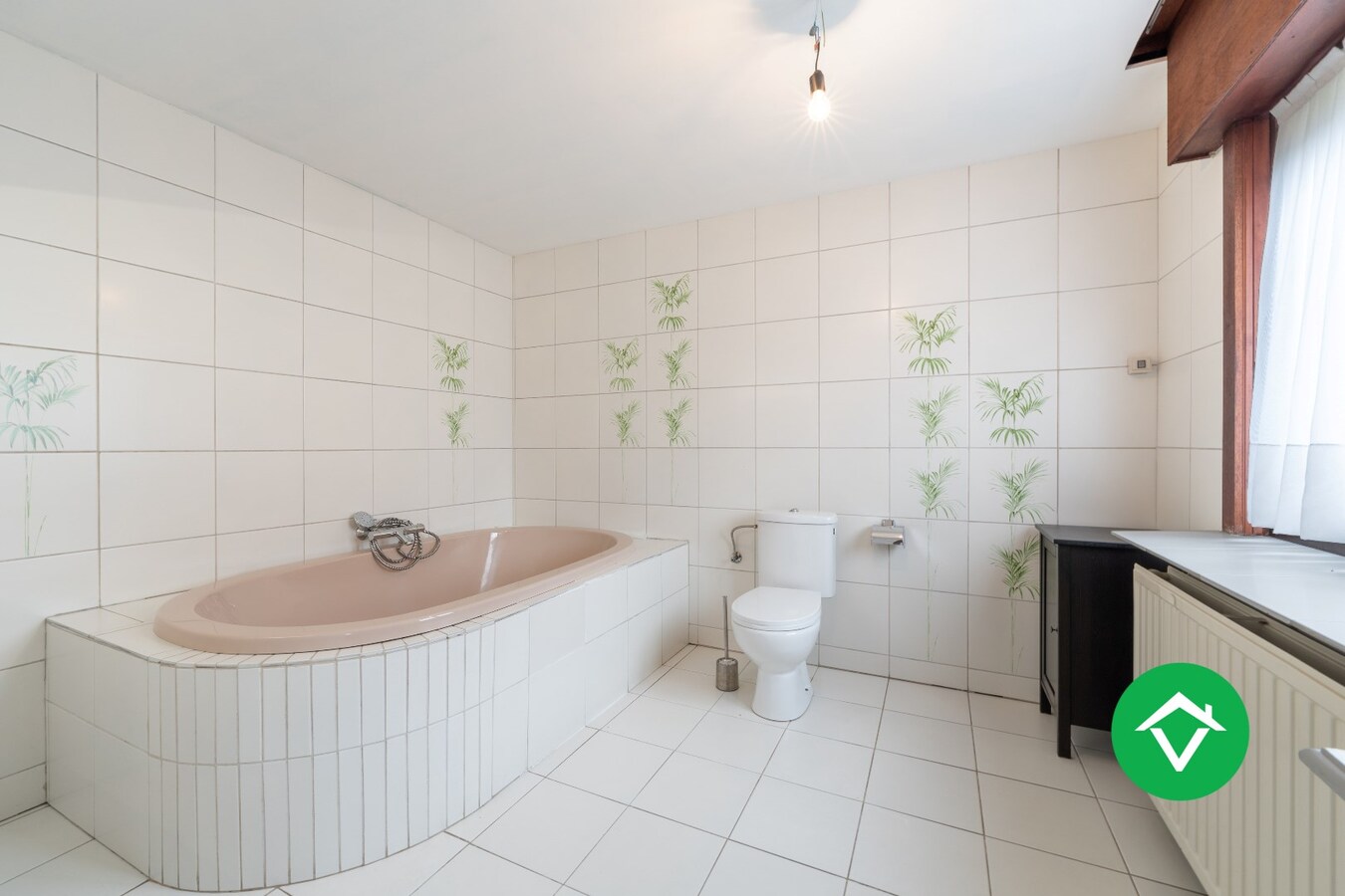 Halfopen woning te koop met dubbele garage in het centrum van Zarren 