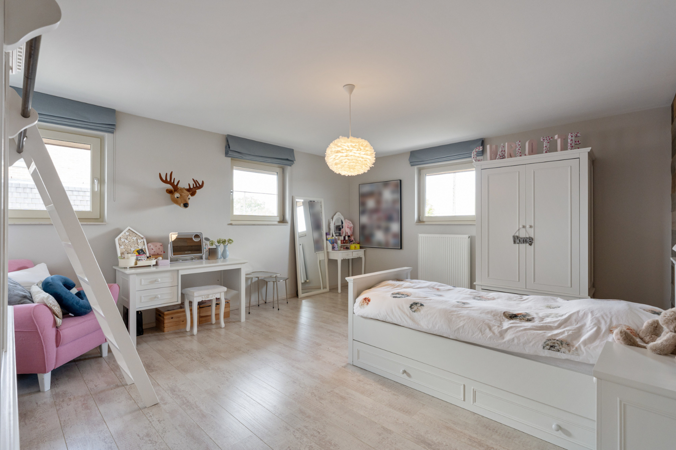 Stijlvolle villa in tijdloze pastorijstijl met zwembad en exclusieve tuinbeleving. 