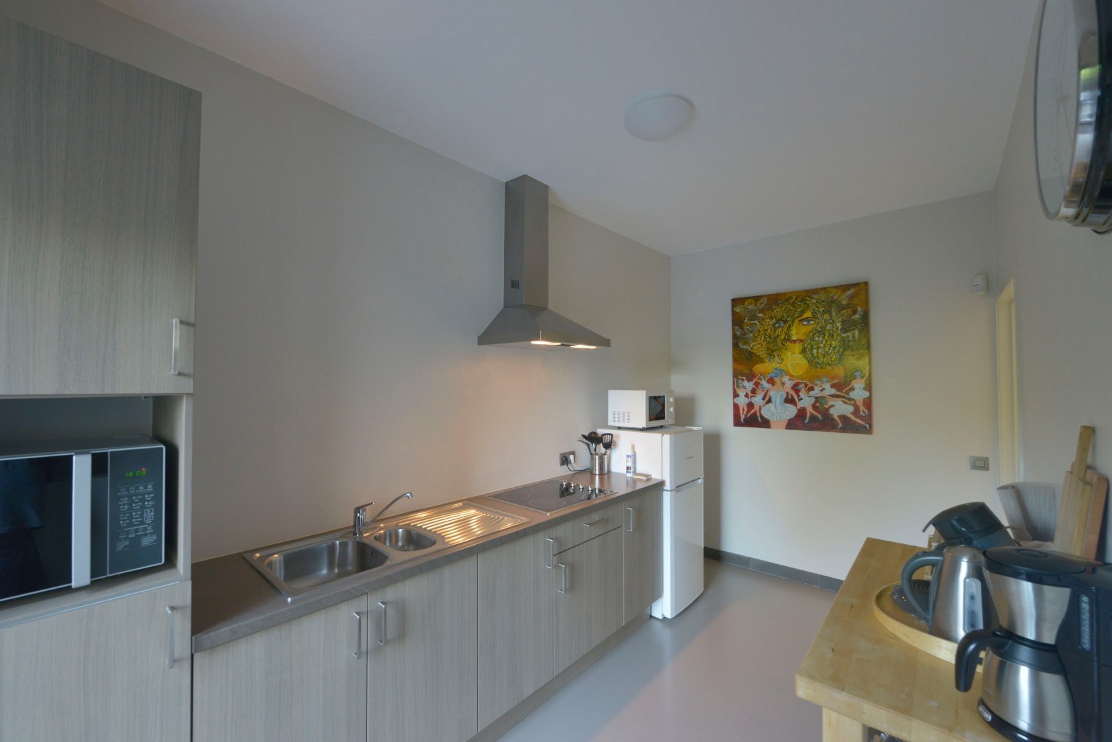 Ruim handelsgelijkvloers met garage, terras, keuken en badkamer te koop in Klemskerke (De Haan) 