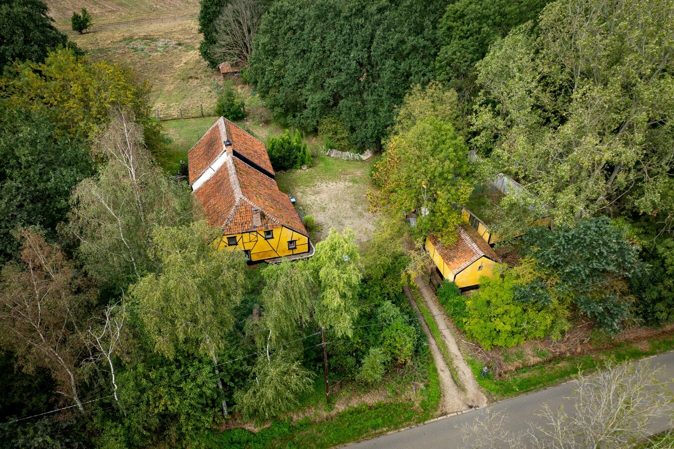 Authentic farm with meadow on approximately 1ha in Ham 