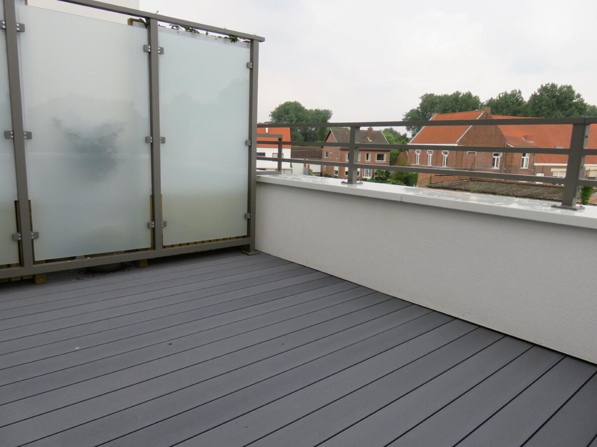 Dakappartement met 2 slaapkamers, terras en autostaanplaats! 