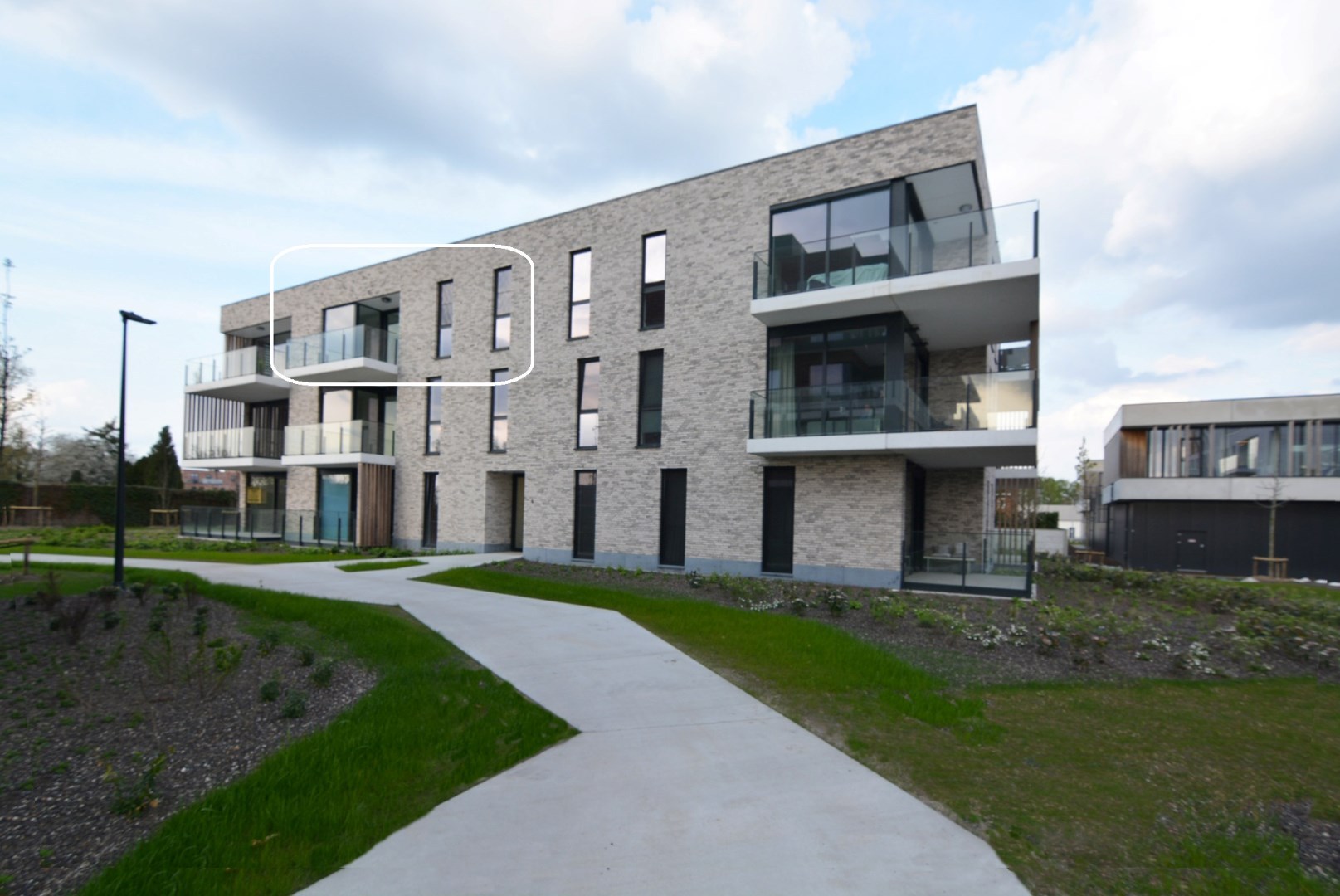 Modern, energiezuinig appartement met 2 slpks, terras, autostaanplaats en kelderberging. 
