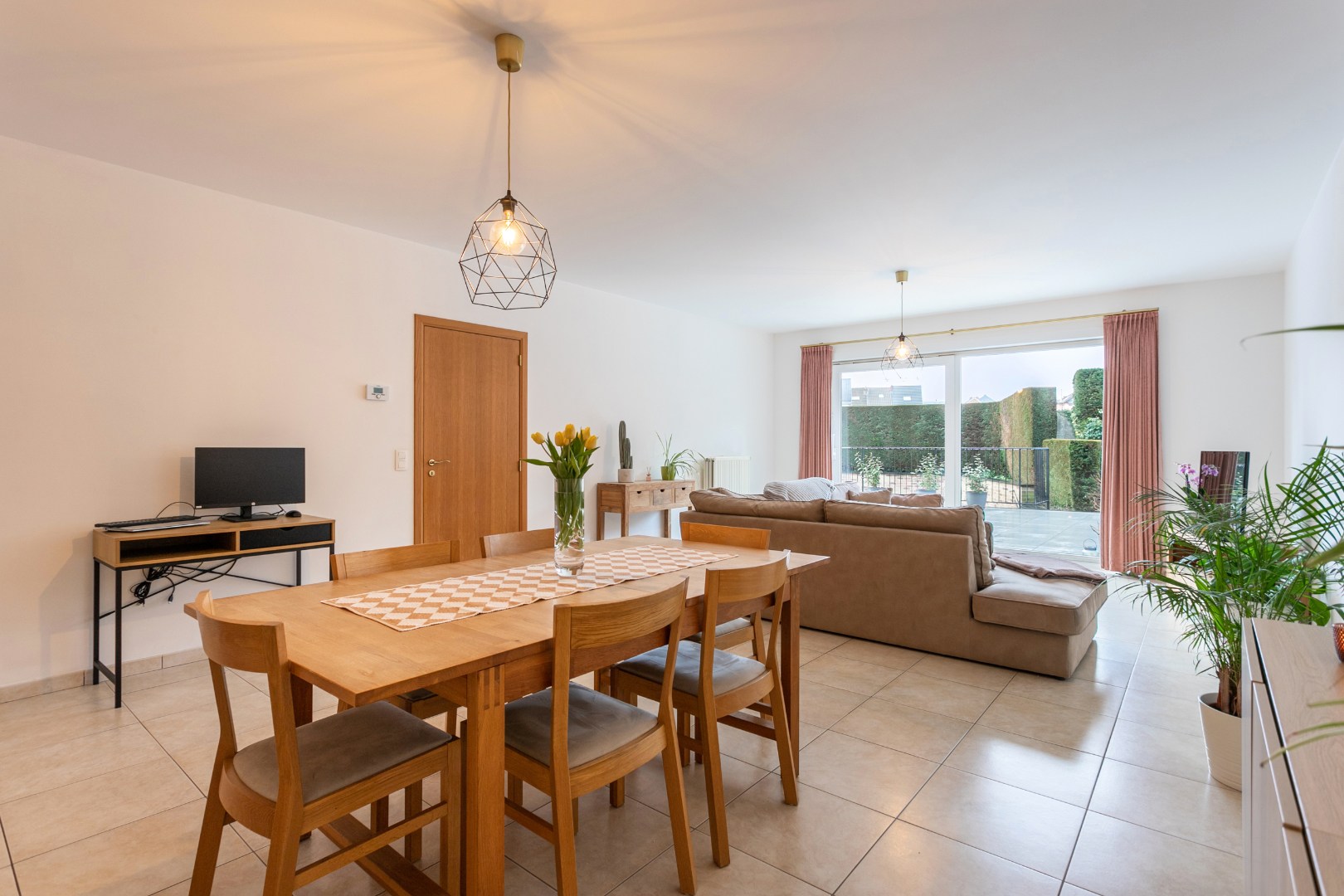 Instapklaar gelijkvloers appartement met 2 slaapkamers, garagebox en ruim terras (35 m²) aan TOP ligging in Halle 