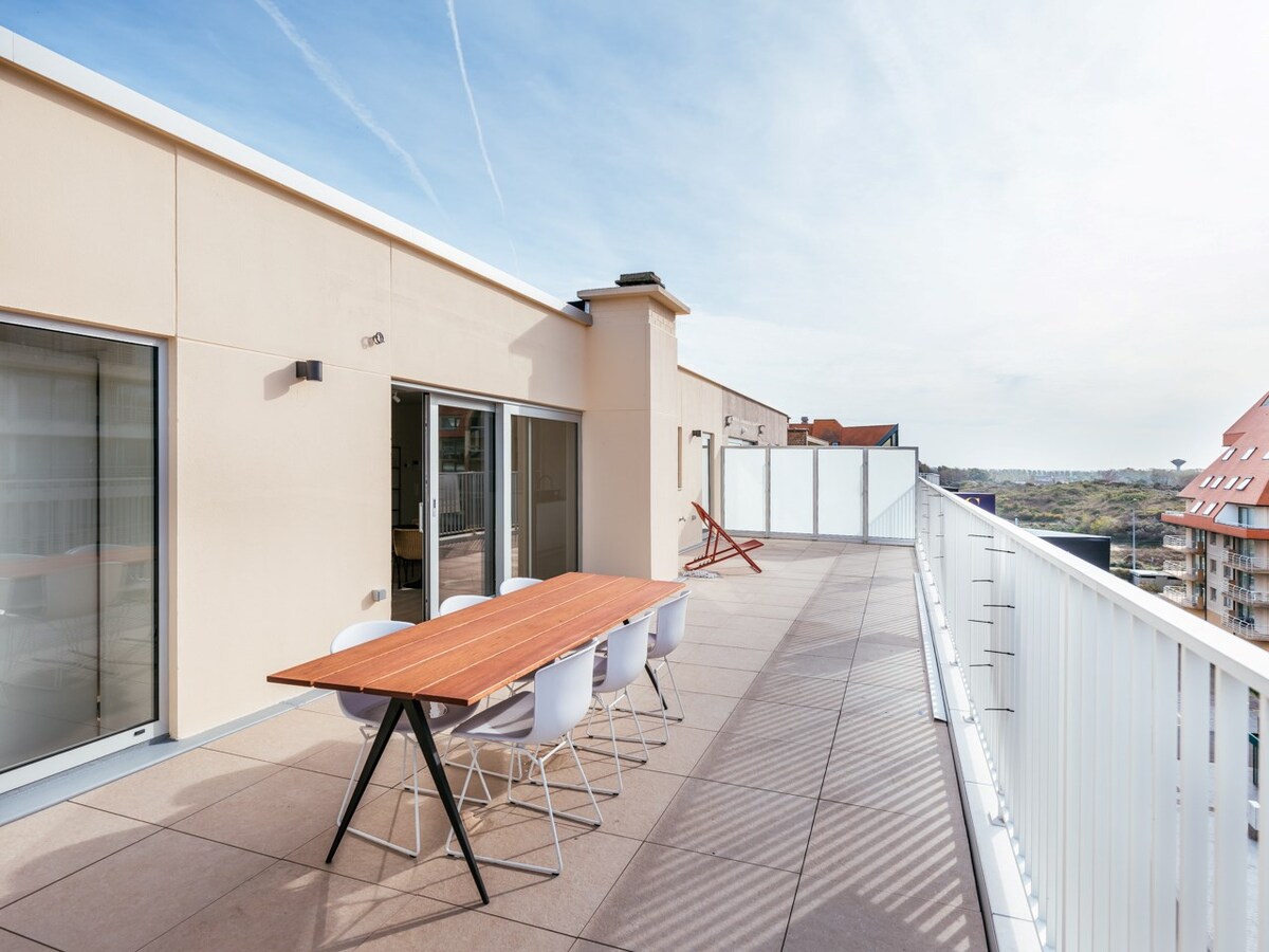 Appartement de luxe avec une terrasse spacieuse et une vue latérale sur la mer ! 