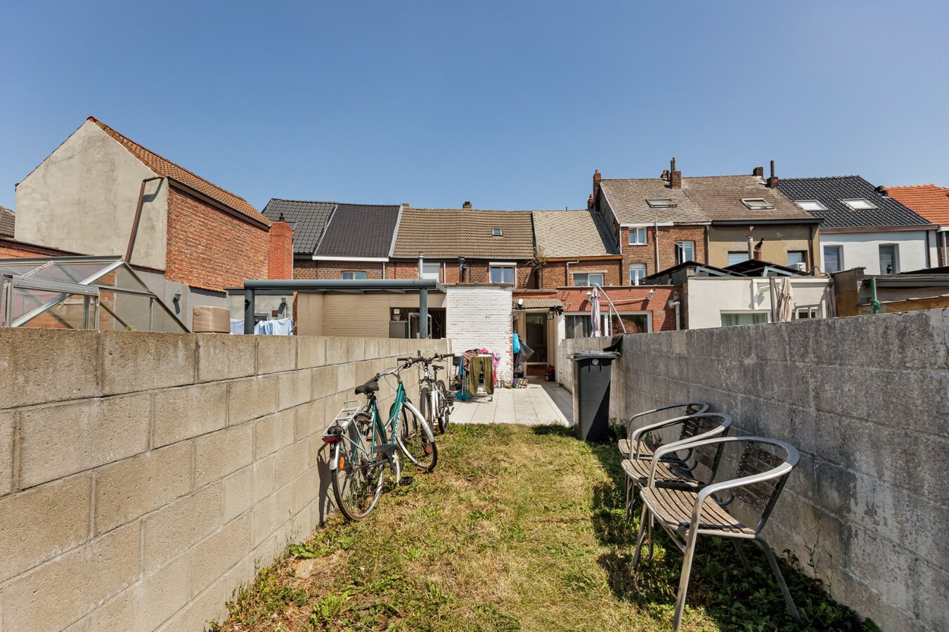 Te renoveren woning met 3 slpk en tuin te Willebroek! 