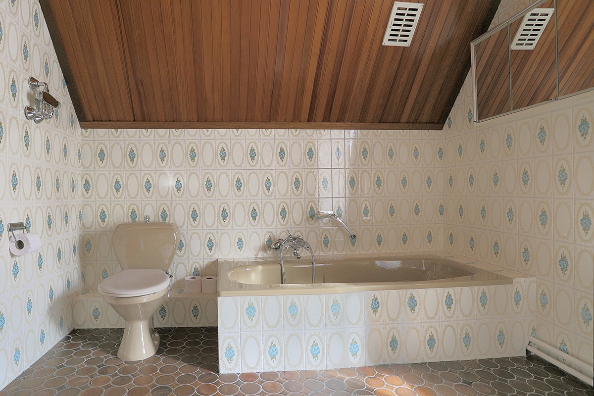 Vrijstaand woonhuis met dubbele garage, erf tuin en ondergrond staande en gelegen te Bergeijk, Bucht 45. 