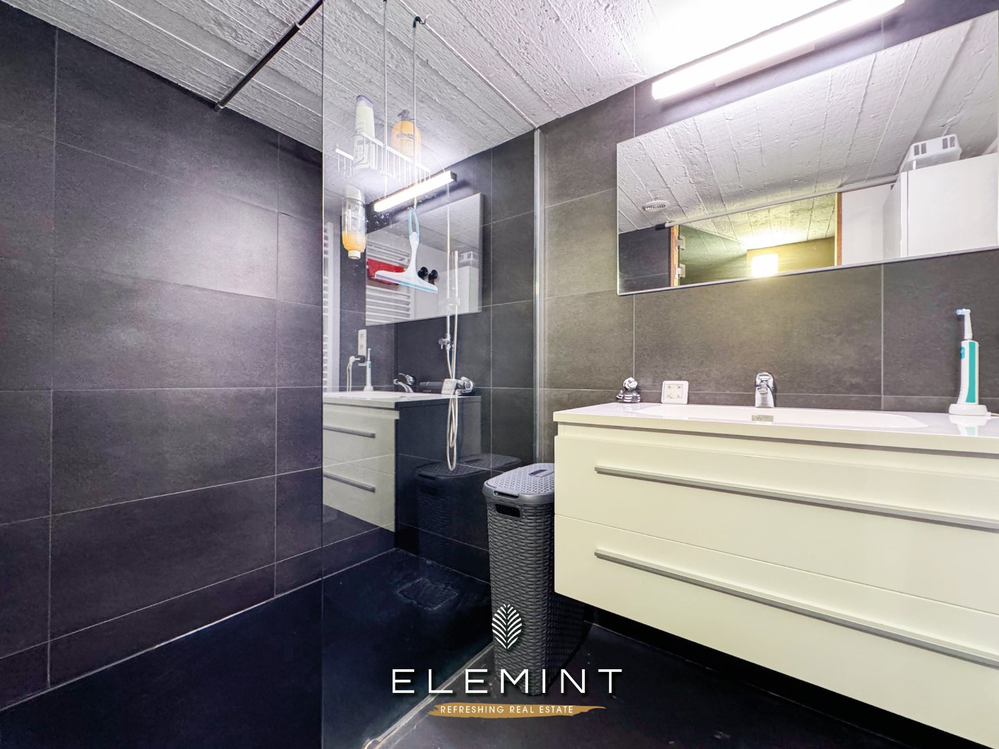 Gerenoveerd gelijkvloers appartement op 50 meter van het strand 