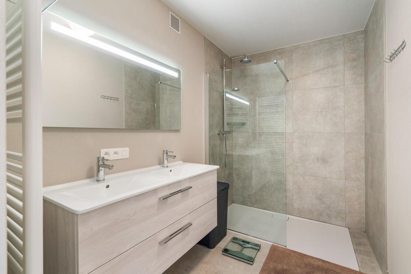 Ruim uniek  gelegen bemeubeld appartement met 2 slaapkamers en garage te Diksmuide 