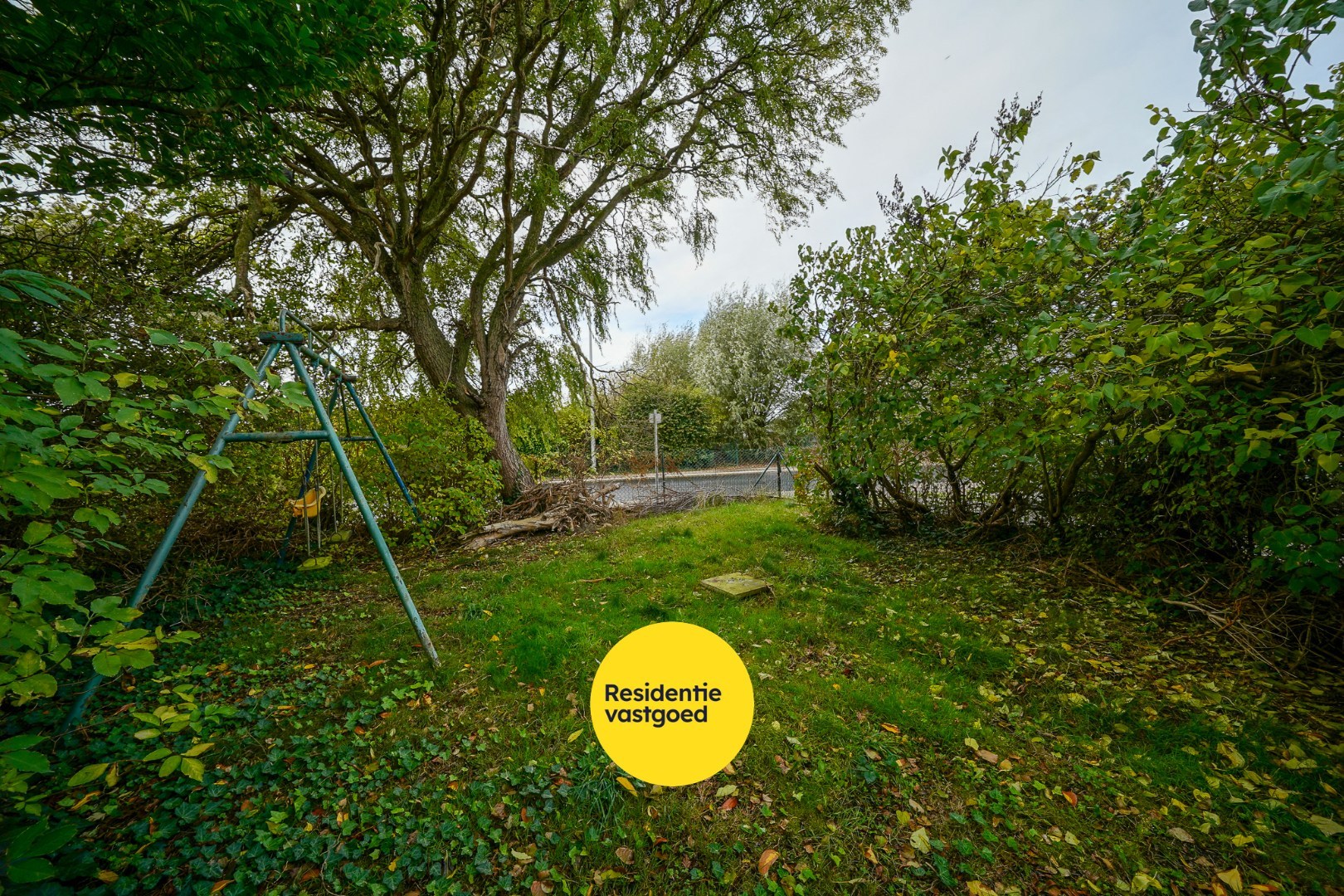 Te renoveren woning met dubbele garage in Bredene – ideaal renovatieproject 