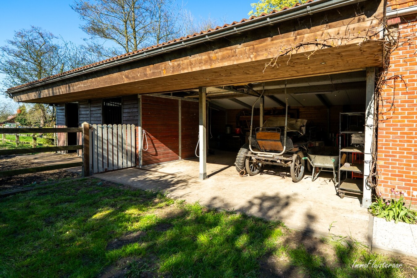 BEZOEKDAG OP 23 MEI VAN 10U TOT 14U. Landelijk gelegen woning met stallen en handig bijgebouw op ca. 7.025 m² (Optie aankoop extra aanpalend weiland van 5.735 m2) 