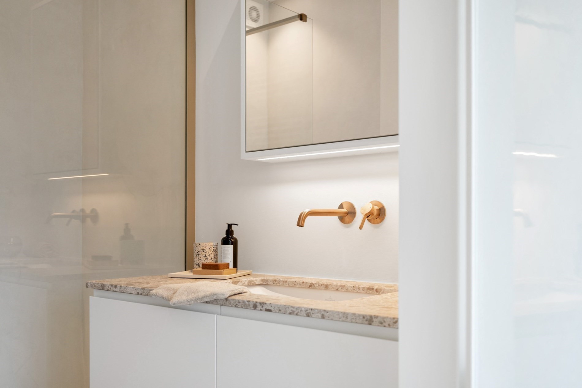 Integraal gerenoveerd appartement genietend van een panoramisch uitzicht op de zeedijk te Duinbergen! (mog tot aankoop van een garage) 