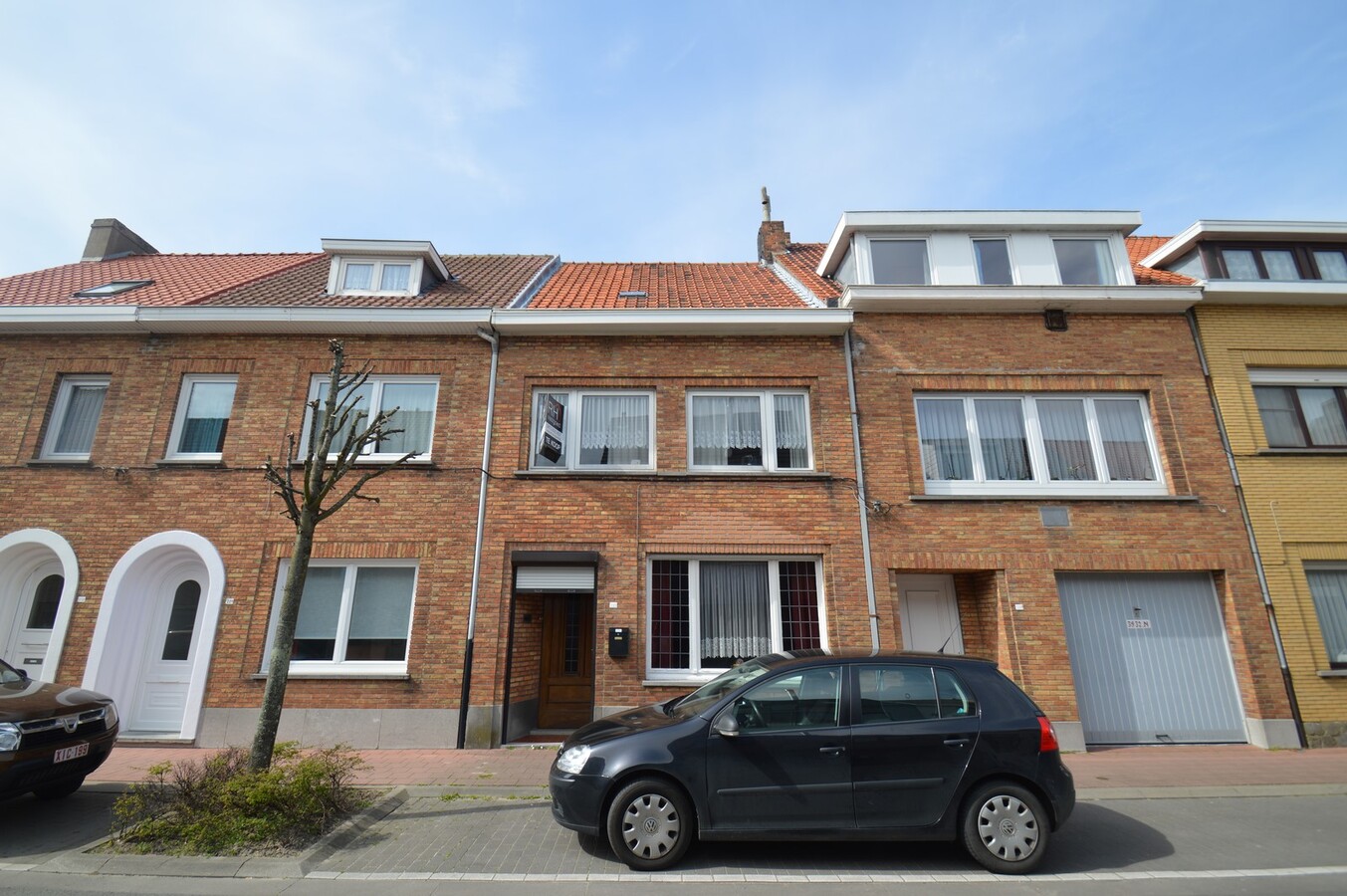 Te renoveren gezinswoning met grote zongerichte tuin - Heist 