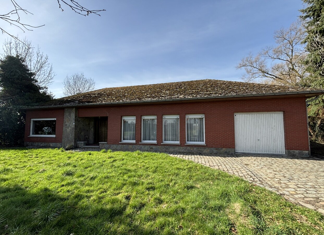 Unieke eigendom op 13.183 m² met te renoveren woning en vergunde stallingen 