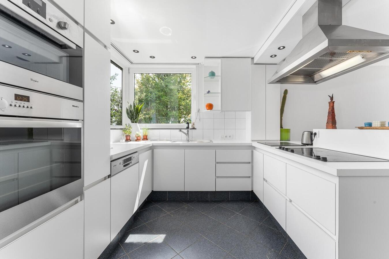 Zéér rustig gelegen woning met 5 slaapkamers en kantoorruimte te Kortemark 