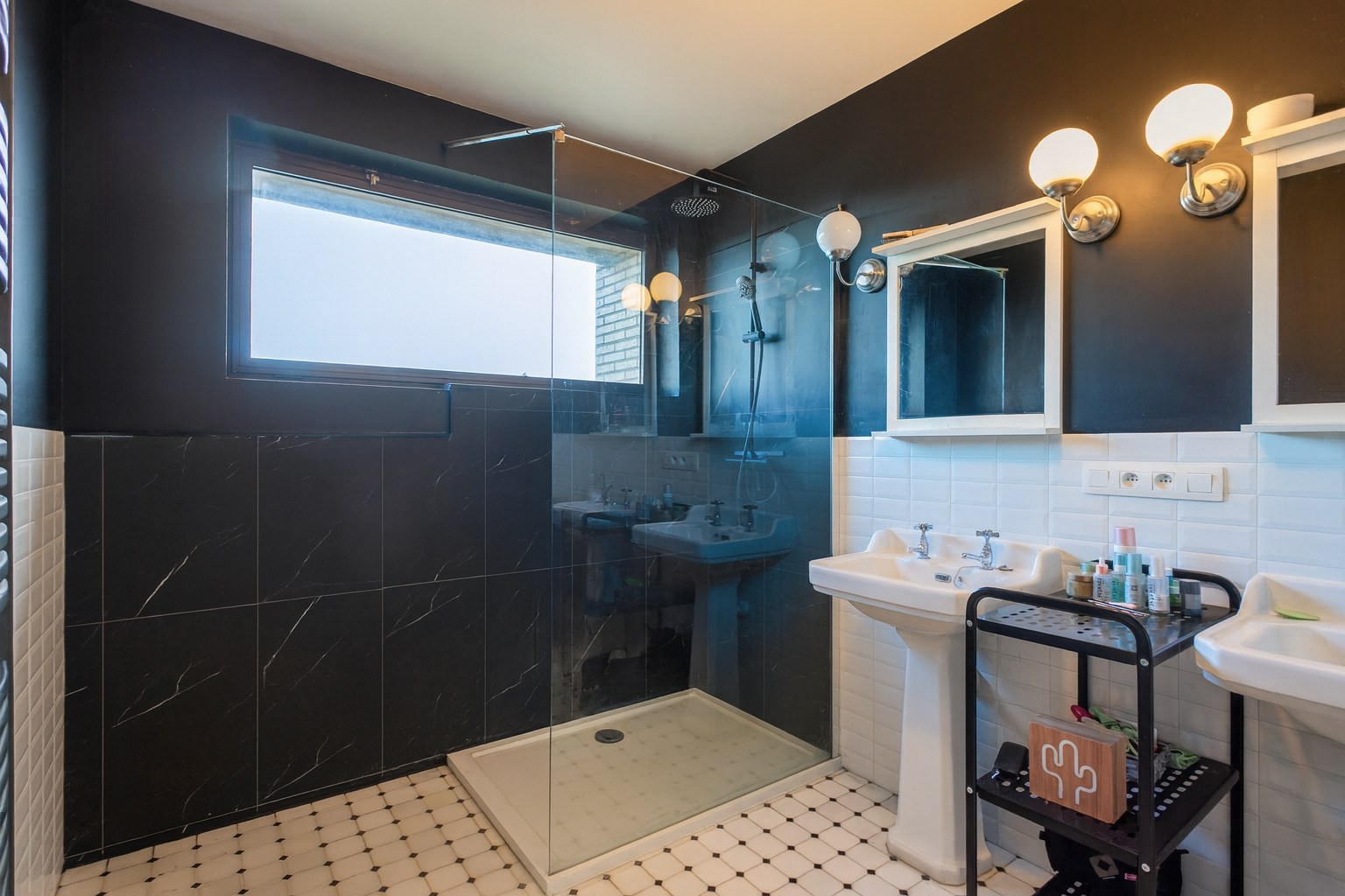 Solide woning met 6 slaapkamers, tuin en garage 