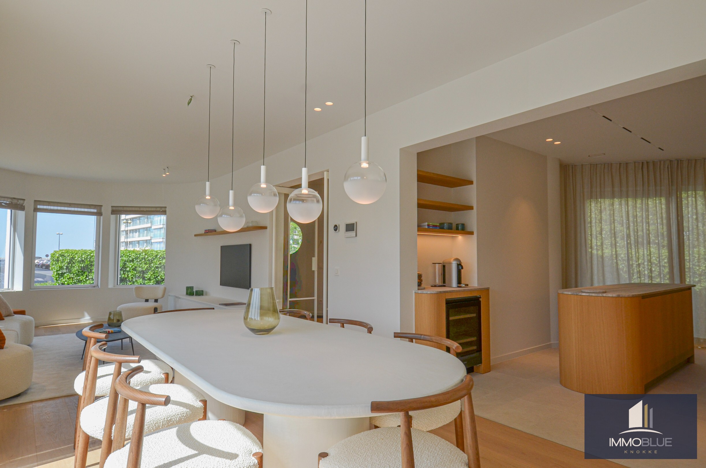 Exclusieve villa: Uitzonderlijk volledig gerenoveerde villa met frontaal zeezicht. 