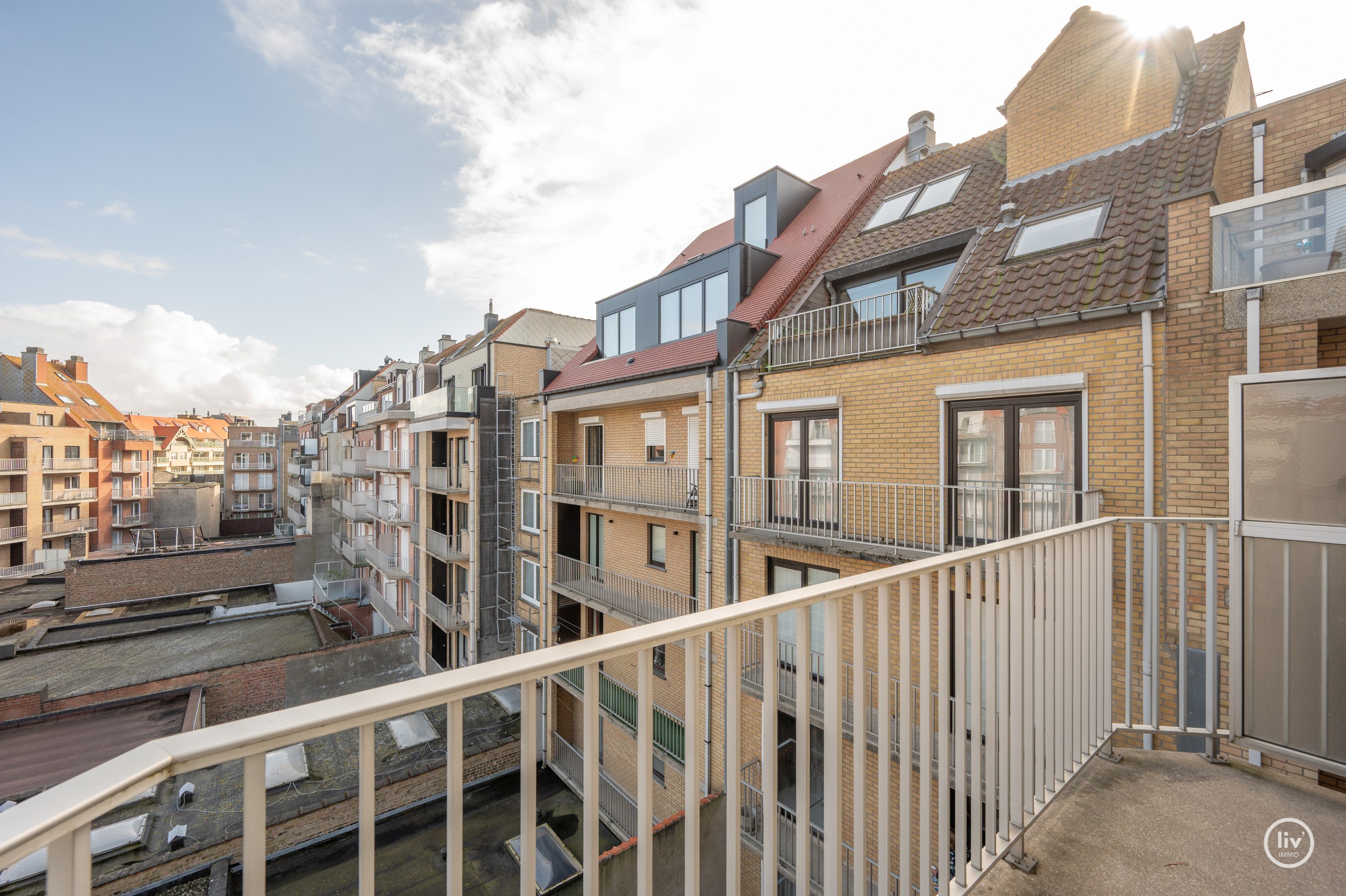 Appartement en duplex de luxe avec mezzanine, idéalement situé dans l'avenue Nellens à Knokke (avec possibilité d'acheter un box garage double intégré) 