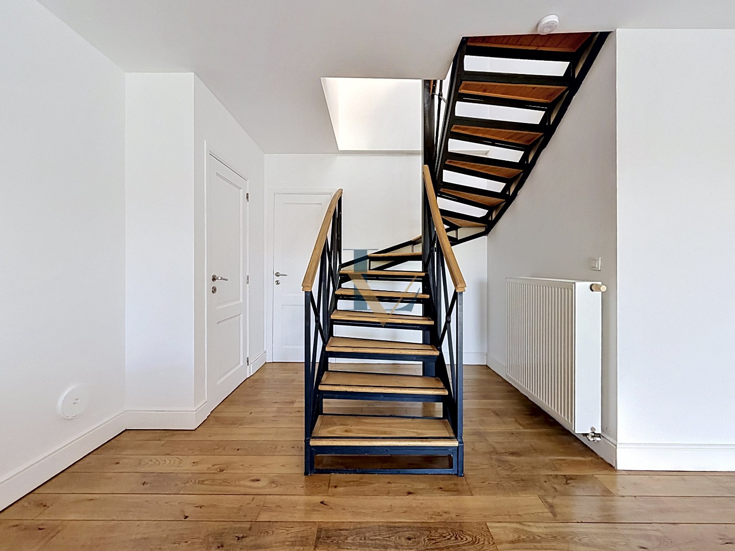 Instapklaar duplex appartement met 2 slpk. en 2 bdks. en mooi terras. 