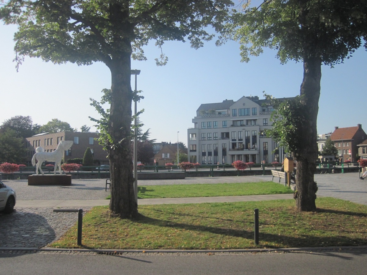 Duplex-appartement (bemeubeld) op unieke liggng. GEEN VASTE KOSTEN. 