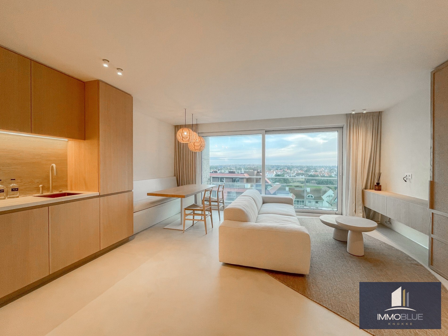 Luxueus volledig gerenoveerd appartement met een weids uitzicht gelegen in het Zoute. 