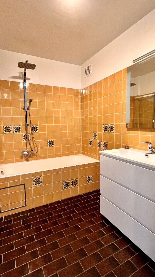 Instapklaar twee-slaapkamer appartement gelegen in het centrum van Kermt. 