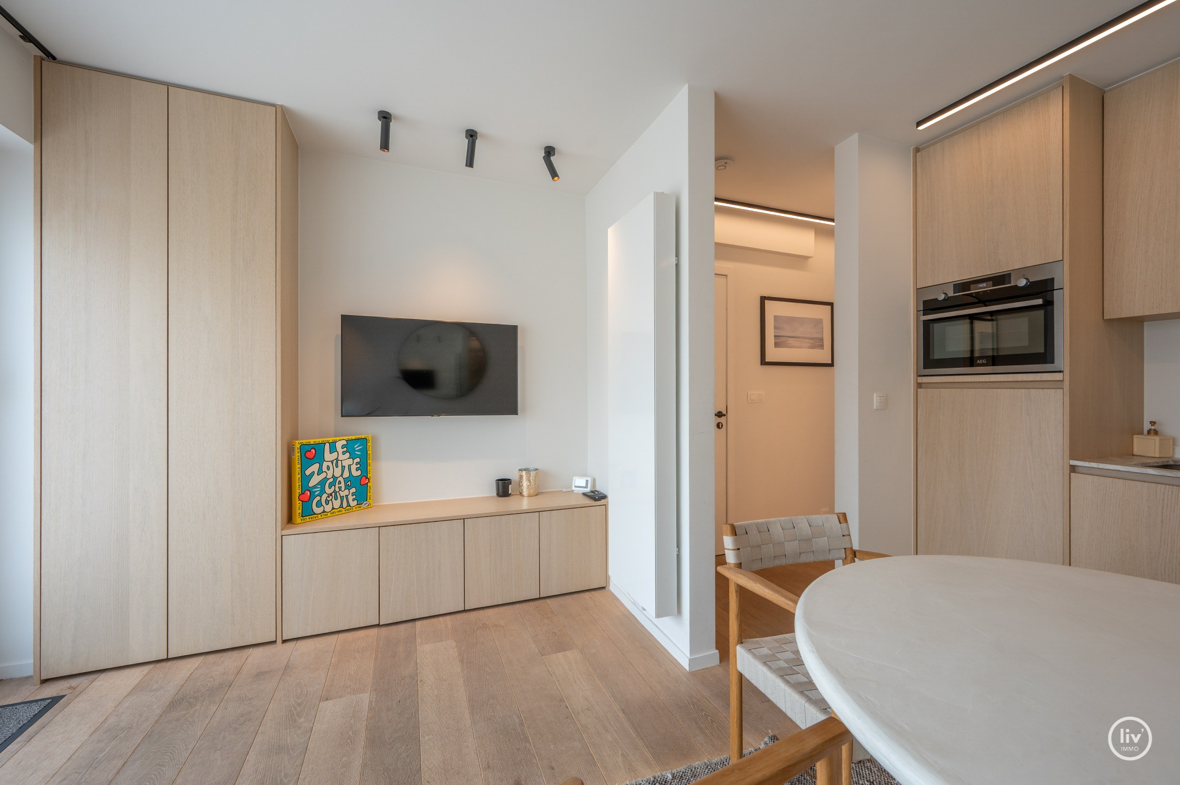 Prachtig gerenoveerd appartement met 2 slaapkamers gelegen in een zijstraat van de zeedijk en op wandelafstand van het Driehoeksplein. 