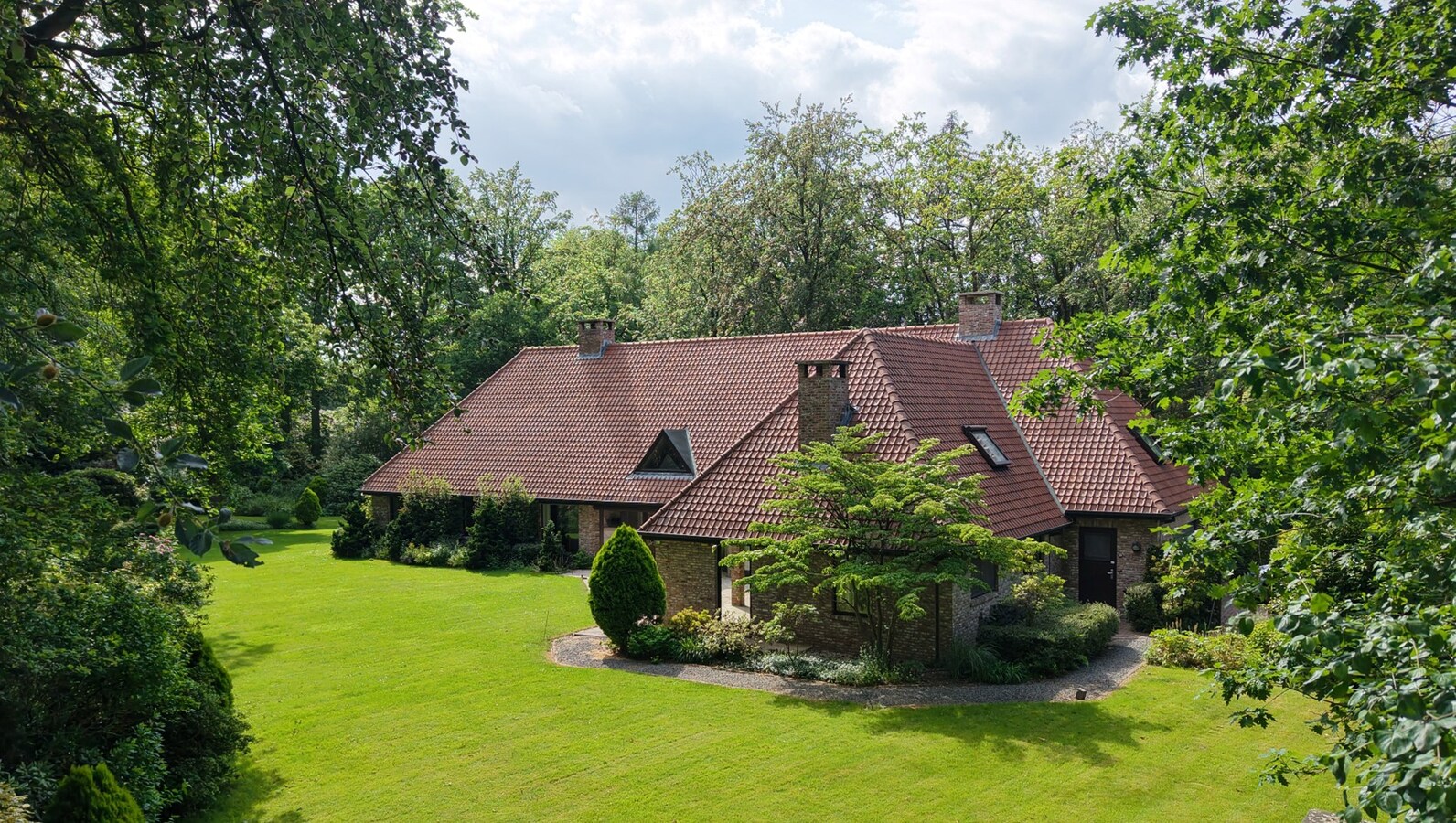 Exclusieve villa met gelijkvloerse master suite, prachtige tuin en uitzonderlijk wooncomfort 