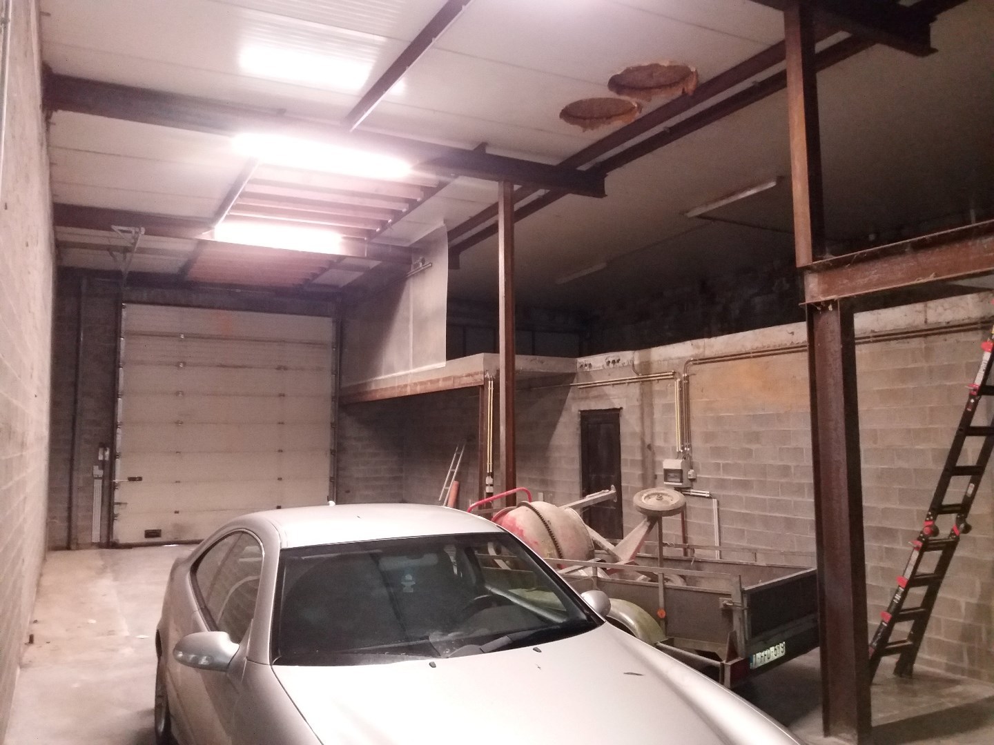 Centraal gelegen loods nabij invalswegen en centrum Waregem! 