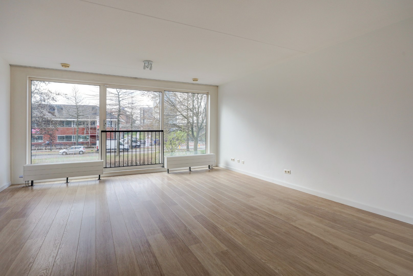 Energiezuinige (A-label) en instapklare 6-kamer tussenwoning met lichte woonkamer, moderne keuken, vijf slaapkamers, zonnige onderhoudsvriendelijke tuin met achterom en gelegen op eigen grond. 