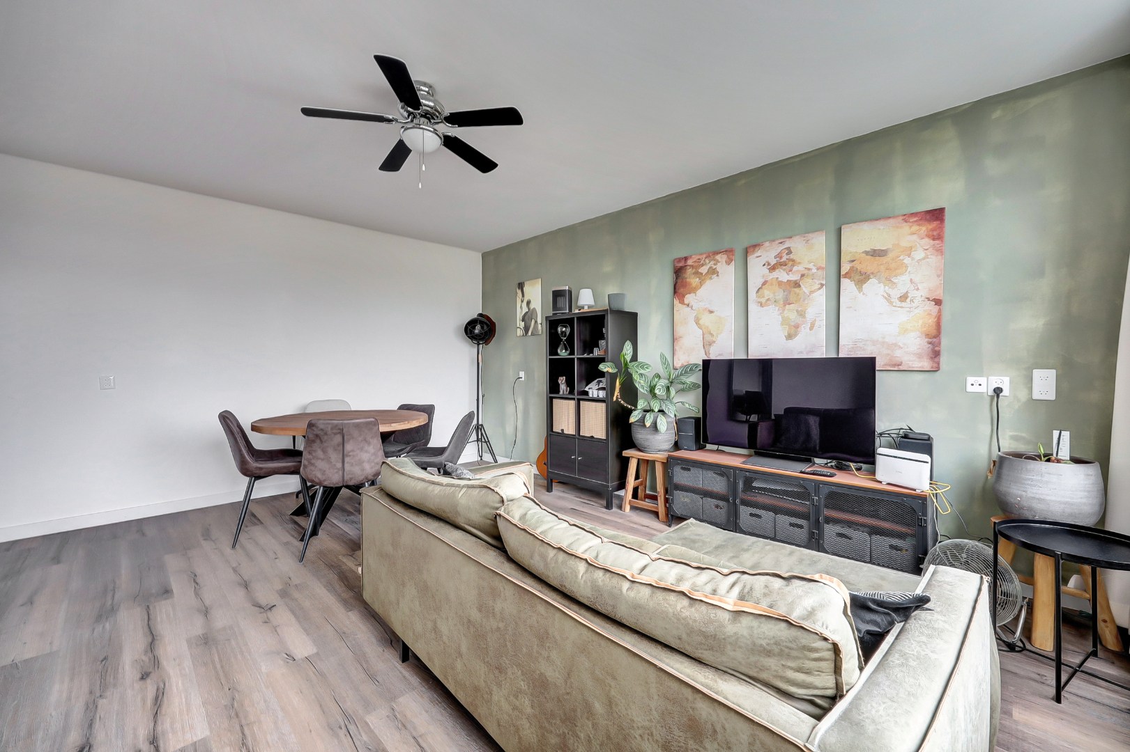 Instapklaar 2-kamer appartement op de 6e verdieping met moderne keuken en badkamer, balkon, berging in de onderbouw en gelegen op eigen grond. 