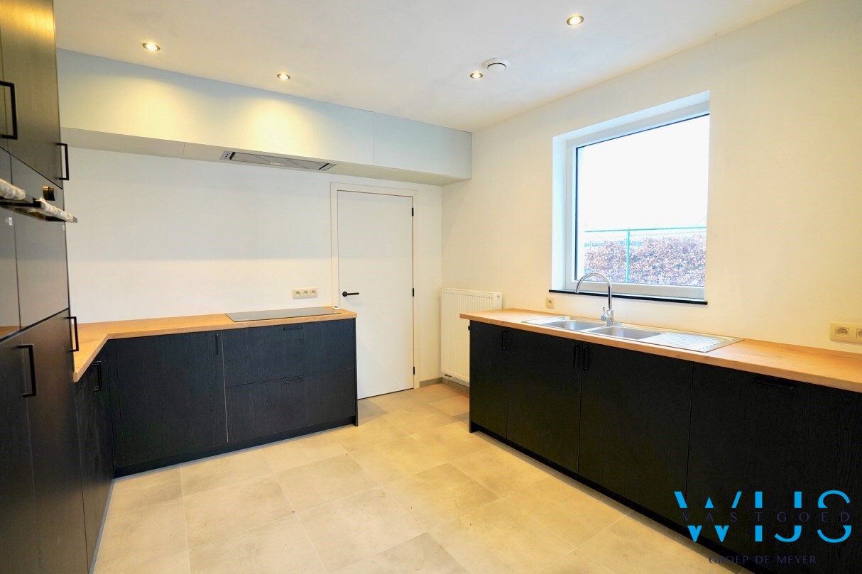 Volledig gerenoveerd woonhuis op 750m² in hartje Ertvelde ! 