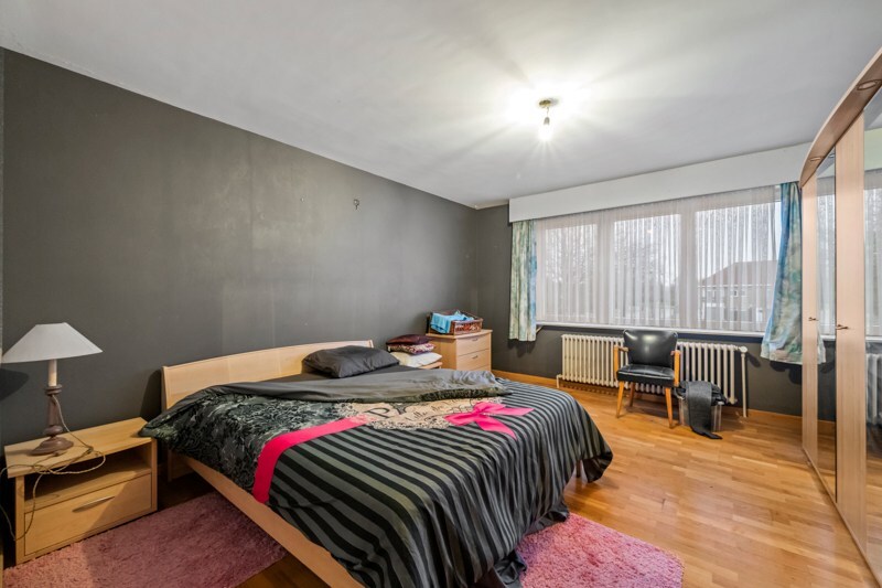 Karaktervolle hoekwoning met 5 slaapkamers en polyvalente handelsruimte 