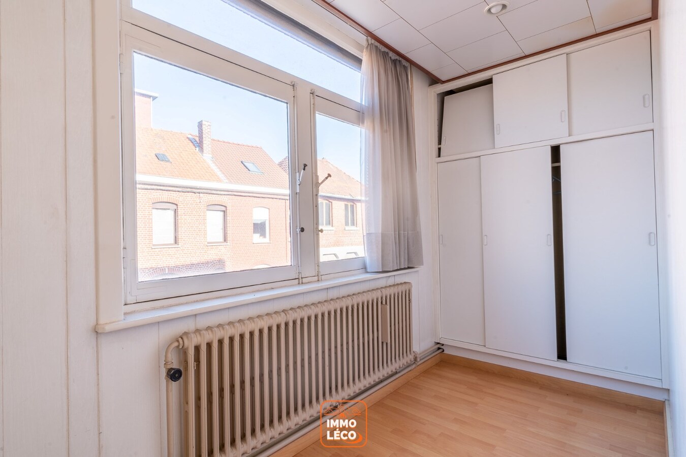 Maison offrant un excellent potentiel avec terrasse et garage inclus, dans une rue calme proche du centre-ville ! 