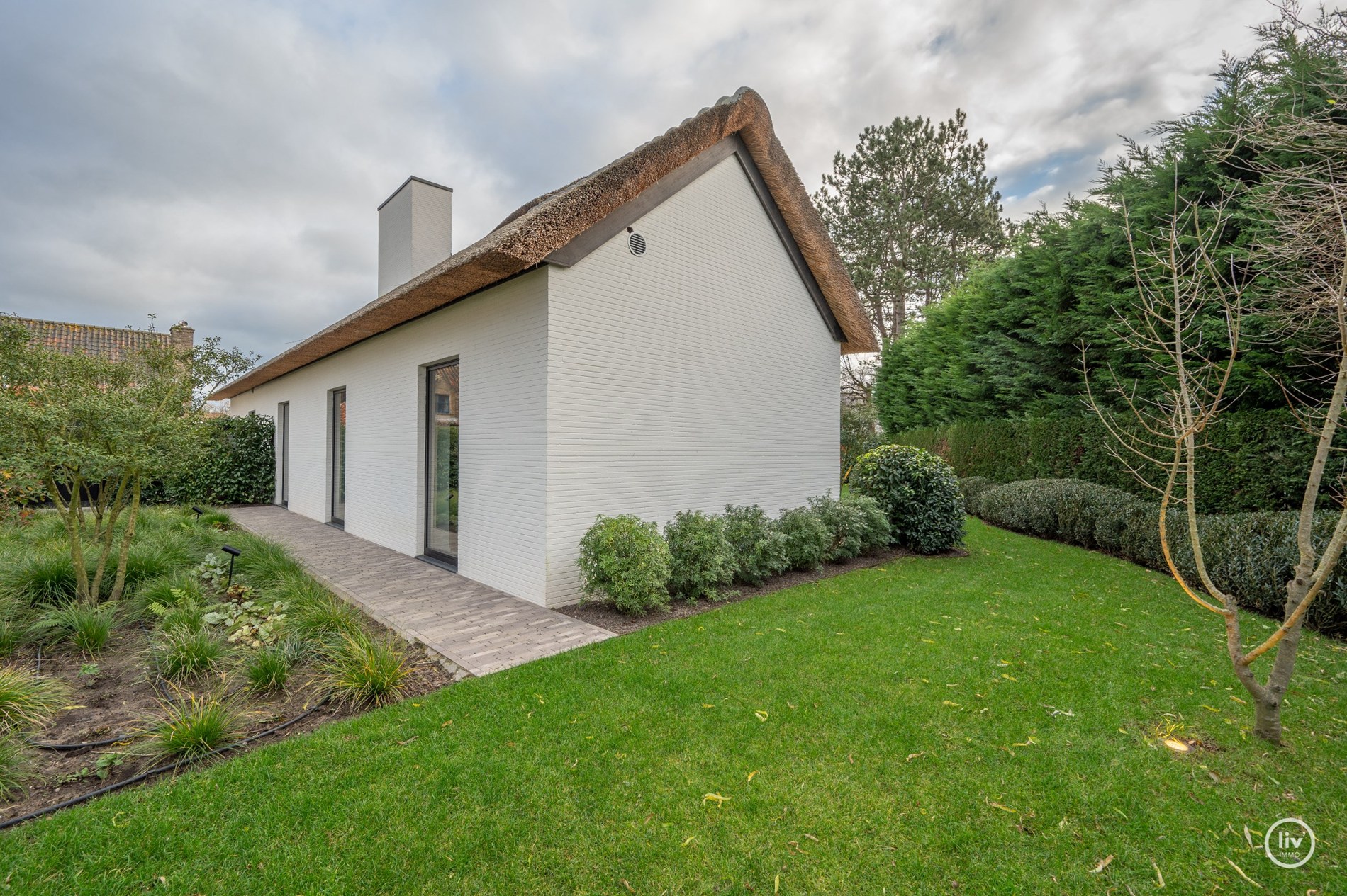 Superbe villa charmante, entièrement rénovée et joliment située dans un quartier résidentiel calme à proximité du centre de Knokke. 