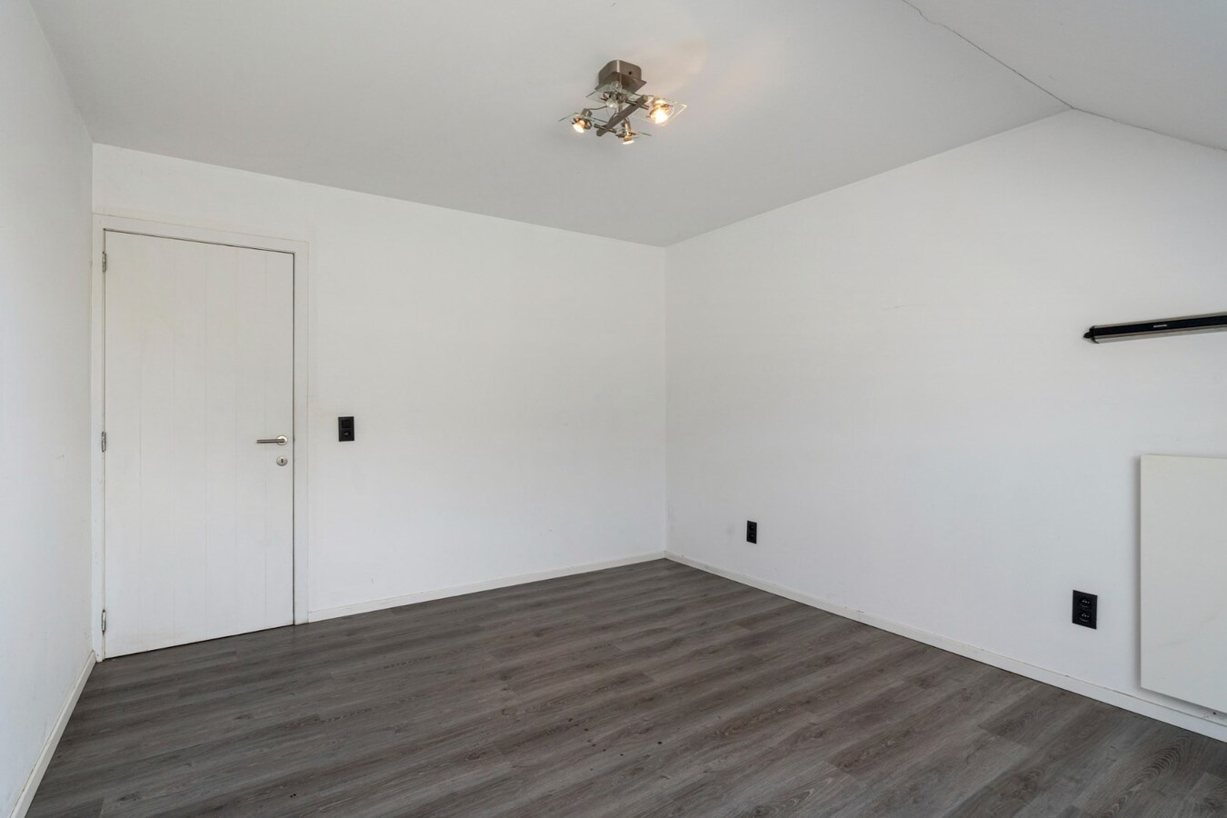 Recente, halfvrijstaande gezinswoning in een moderne bouwstijl op een perceel van 11a06ca! 