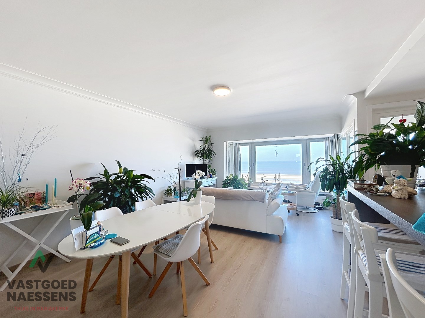 Magnifique appartement de 2 chambres avec vue sur la mer et terrasse. 