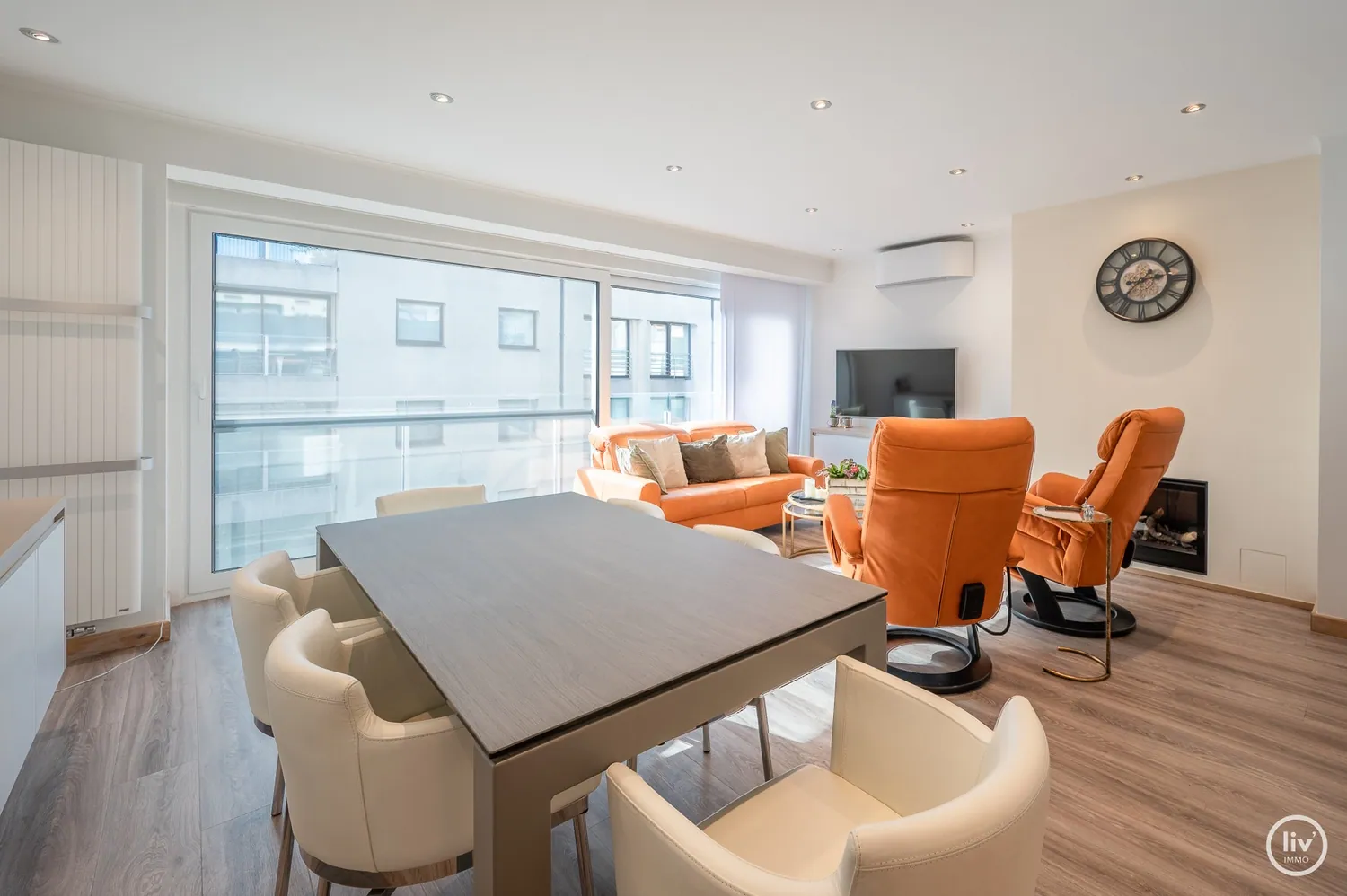 Appartement superbe avec 3 chambres à coucher situé entre l'avenue Dumortier et l'avenue Lippens. 